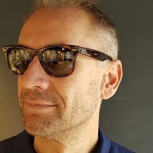 Ray Ban (Store Display) Wayfarer Brown Tortoise RB2140